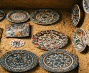  9 نصائح مميزة لتزيين حائط غرفة المعيشة بديكور فاخر 