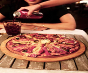 وصفات البيتزا اللذيذة محلية الصنع في فرن غاز والعجين (10 أمثلة + كيفية القيام بذلك)