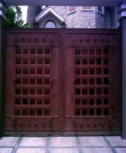 البوابة الرئيسية مقابل مدخل البيت تثير الطاقة السلبية